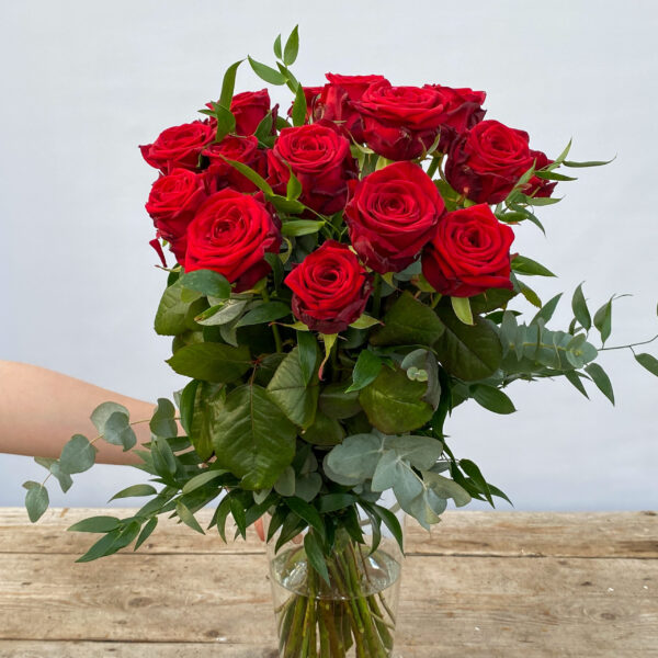 Strauß mit Rosen u. Grün